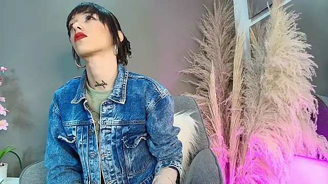 Snapshot of Vaiolett_Smith chatting on February 4, 3:40 pm Vaiolett Smith online show from February 4, 3:40 pm