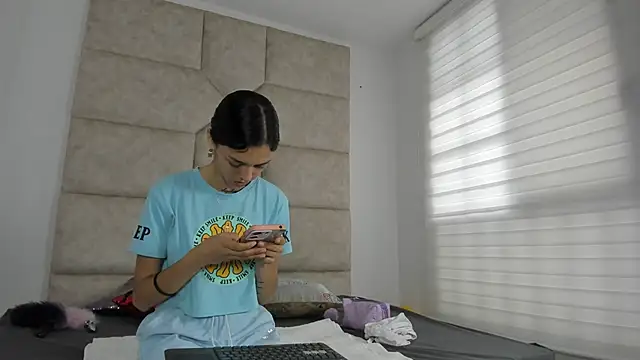 Snapshot of Vaiolett_Smith chatting on September 25, 12:55 pm Vaiolett Smith online show from September 25, 12:55 pm