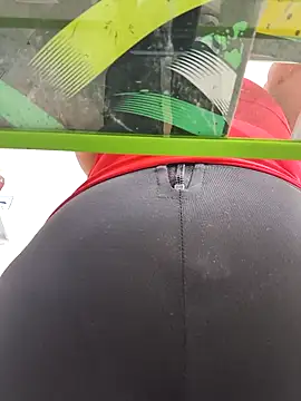 Snapshot of roxanasexy2025 chatting on February 20, 3:47 pm roxanasexy2025 online show from February 20, 3:47 pm