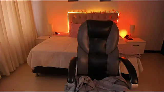 Snapshot of Emily_Warren_ chatting on October 2, 8:01 pm Emily Warren online show from October 2, 8:01 pm