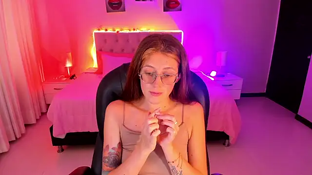 Emily Warren  online show from January 13, 8:24 pm