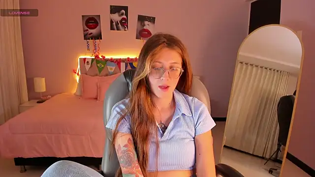 Snapshot of Emily_Warren_ chatting on June 24, 8:17 pm Emily Warren online show from June 24, 8:17 pm