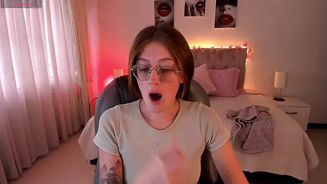 Snapshot of Emily_Warren_ chatting on October 16, 7:33 pm Emily Warren online show from October 16, 7:33 pm