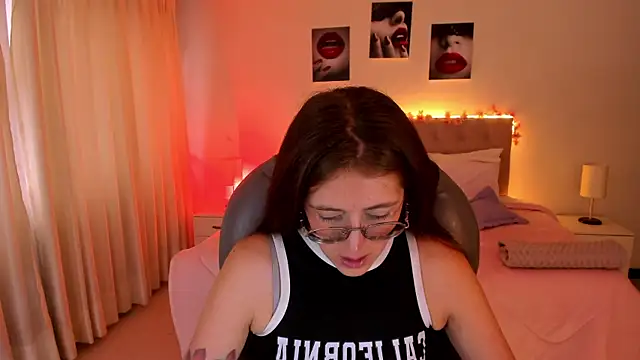 Snapshot of Emily_Warren_ chatting on October 28, 8:08 pm Emily Warren online show from October 28, 8:08 pm