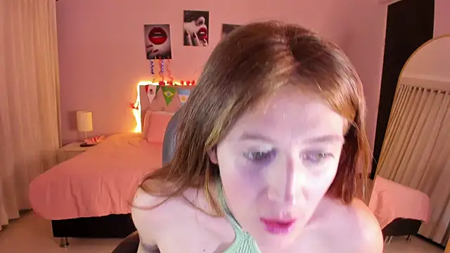 Snapshot of Emily_Warren_ chatting on June 19, 8:03 pm Emily Warren online show from June 19, 8:03 pm