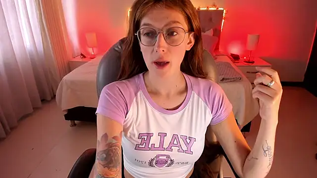 Snapshot of Emily_Warren_ chatting on October 1, 8:24 pm Emily Warren online show from October 1, 8:24 pm