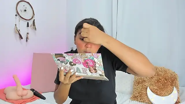 Melodymoore  online show from April 14, 7:30 pm