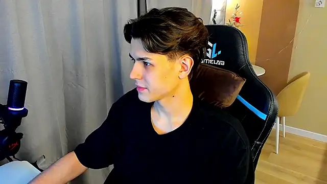 Snapshot of TravisRevas chatting on December 16, 4:33 pm TravisRevas online show from December 16, 4:33 pm