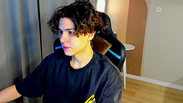 Snapshot of TravisRevas chatting on February 28, 3:50 am TravisRevas online show from February 28, 3:50 am