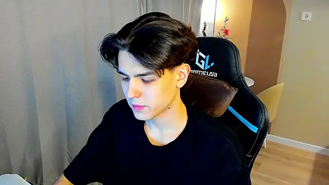 Snapshot of TravisRevas chatting on December 19, 5:15 pm TravisRevas online show from December 19, 5:15 pm