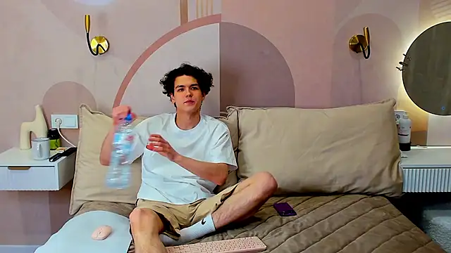 Snapshot of TravisRevas chatting on February 25, 5:13 pm TravisRevas online show from February 25, 5:13 pm