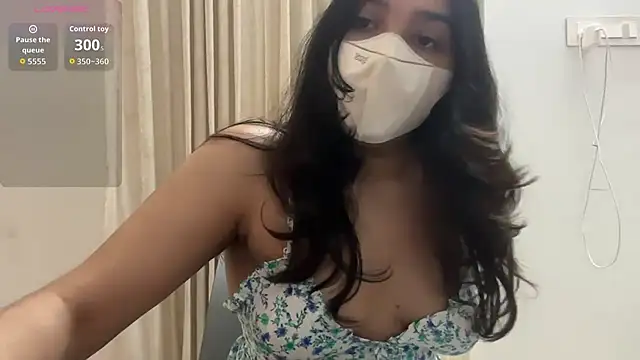 Snapshot of oviyakalra chatting on October 28, 3:18 am oviyakalra online show from October 28, 3:18 am