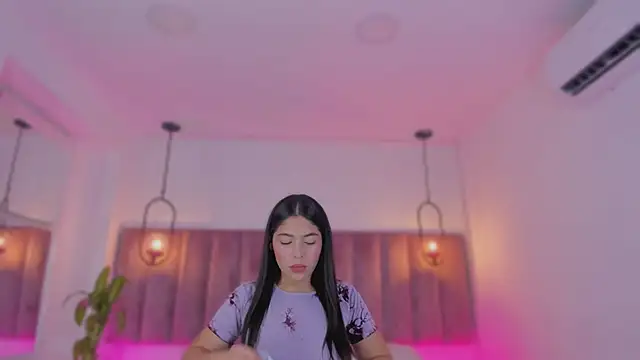 Snapshot of Haily_b chatting on February 18, 8:38 pm Haily b online show from February 18, 8:38 pm