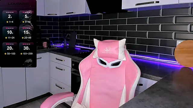 Snapshot of EmmaVictori1 chatting on October 13, 6:59 am EmmaVictori1 online show from October 13, 6:59 am