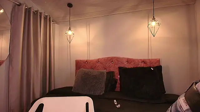 miaoconell online show from December 5, 9:01 pm