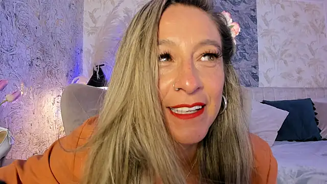 Liannaa  online show from April 14, 8:25 pm