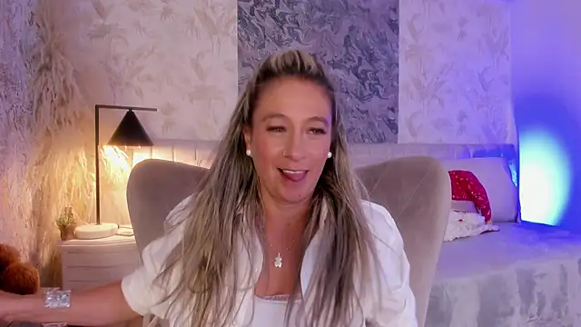 Liannaa  online show from December 20, 7:50 pm