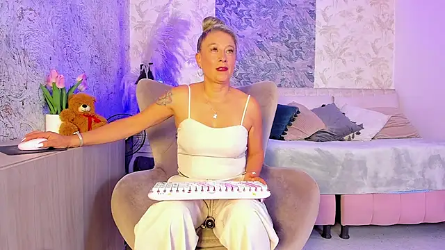 Liannaa  online show from July 8, 7:25 pm