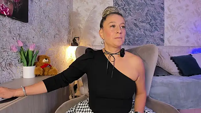 Liannaa  online show from February 2, 7:35 pm