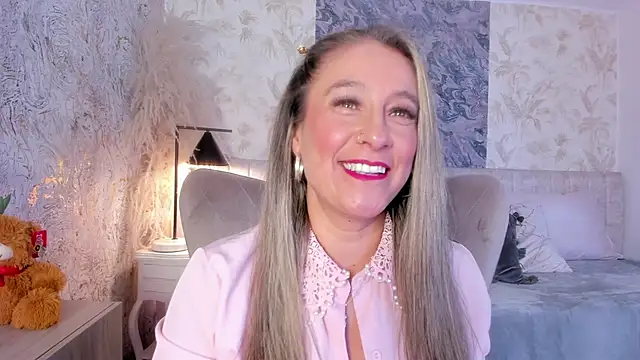 Liannaa  online show from November 7, 7:40 pm