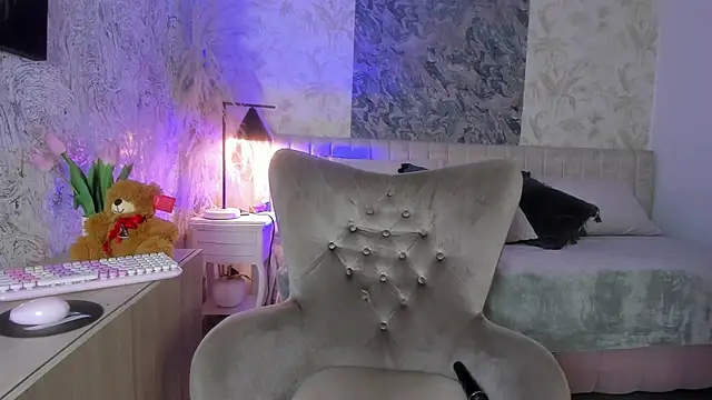 Liannaa  online show from November 8, 8:01 pm