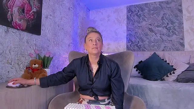 Liannaa  online show from November 20, 7:47 pm