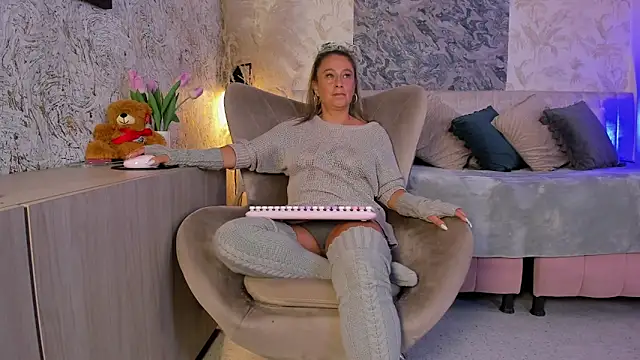 Liannaa  online show from February 11, 7:36 pm