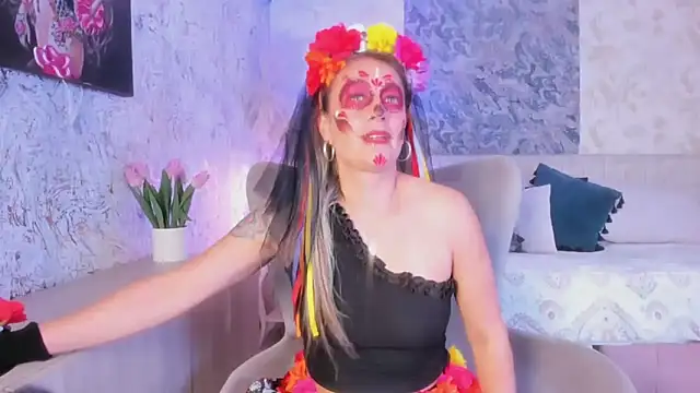 Liannaa  online show from October 29, 7:35 pm