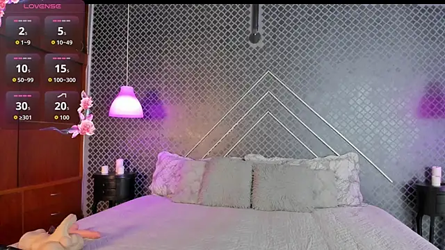 Snapshot of Aleja_bloom chatting on June 1, 11:54 am Aleja bloom online show from June 1, 11:54 am