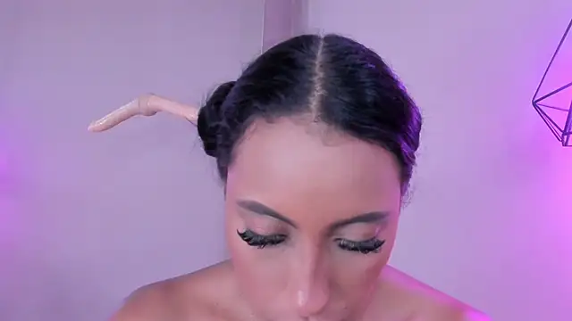 Snapshot of alahia_betancurx chatting on March 7, 5:49 pm alahia betancurx online show from March 7, 5:49 pm