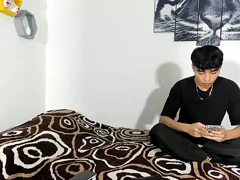 Snapshot of Maxxi_hot23 chatting on March 10, 1:32 pm Maxxi hot23 online show from March 10, 1:32 pm