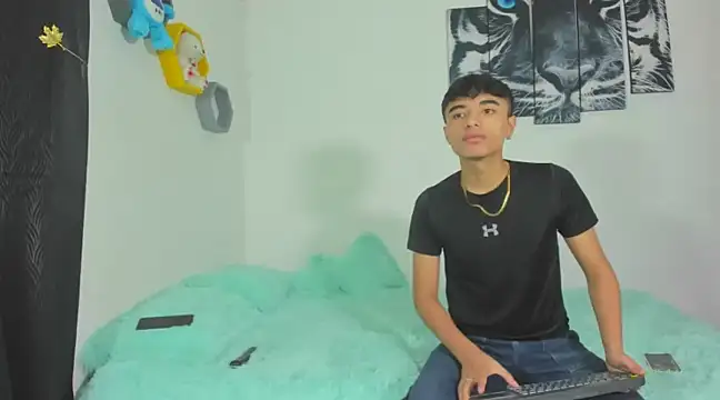 Snapshot of Maxxi_hot23 chatting on March 9, 12:31 pm Maxxi hot23 online show from March 9, 12:31 pm