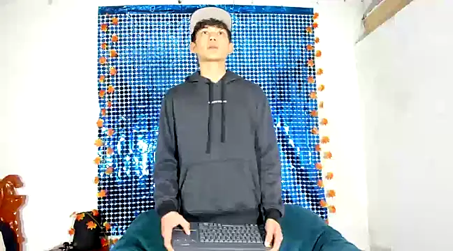 Snapshot of Maxxi_hot23 chatting on February 26, 1:36 am Maxxi hot23 online show from February 26, 1:36 am