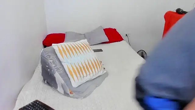 Snapshot of damian_c12 chatting on March 6, 11:31 pm damian c12 online show from March 6, 11:31 pm