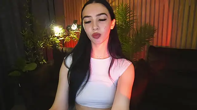 Snapshot of WildKittenX_ chatting on November 17, 6:50 am WildKittenX online show from November 17, 6:50 am