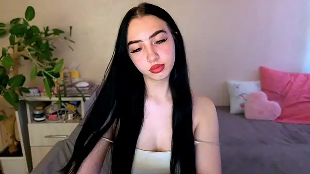 Snapshot of WildKittenX_ chatting on June 24, 4:00 am WildKittenX online show from June 24, 4:00 am