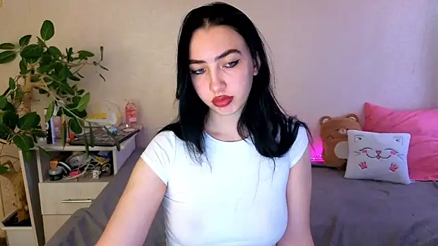 Snapshot of WildKittenX_ chatting on June 5, 4:06 am WildKittenX online show from June 5, 4:06 am