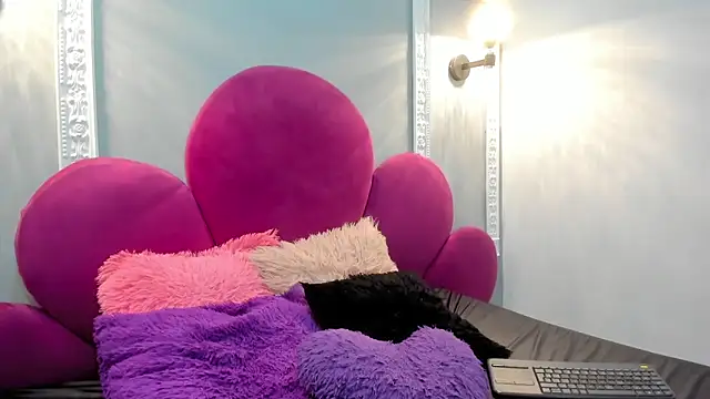 Bonniie 22 online show from February 13, 8:20 pm