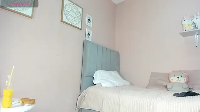 Snapshot of mary_cute9 chatting on November 22, 12:26 pm mary cute9 online show from November 22, 12:26 pm