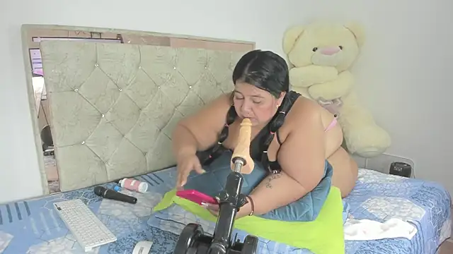 LunaaSweett online show from April 16, 9:39 pm