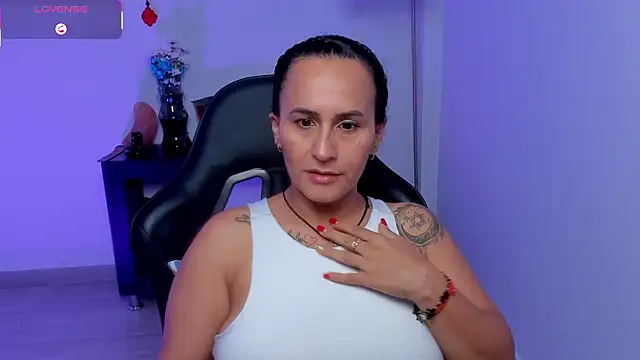 Snapshot of Sara_Charmy chatting on June 6, 10:37 pm Sara Charmy online show from June 6, 10:37 pm