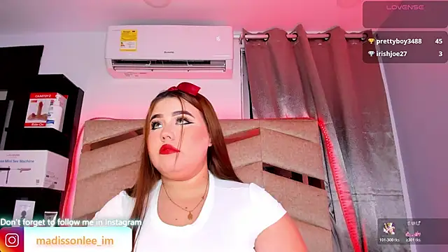 Snapshot of MadissonLee__ chatting on June 13, 10:19 pm MadissonLee online show from June 13, 10:19 pm