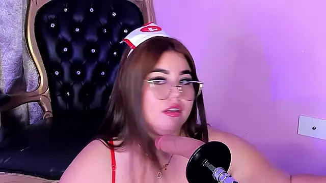 Snapshot of MadissonLee__ chatting on November 15, 7:18 pm MadissonLee online show from November 15, 7:18 pm