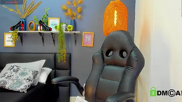 yessila parker online show from April 4, 9:16 am