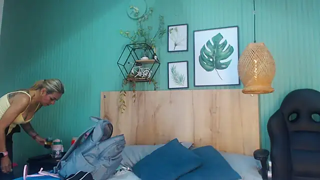 yessila parker online show from December 4, 4:50 pm