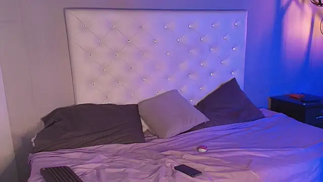 Snapshot of _mollycrystal chatting on December 16, 8:07 am mollycrystal online show from December 16, 8:07 am