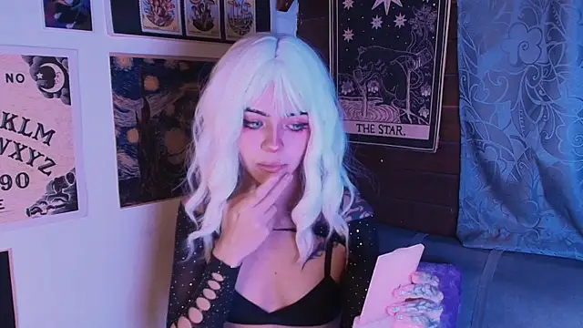 Snapshot of _mollycrystal chatting on September 22, 3:34 am mollycrystal online show from September 22, 3:34 am