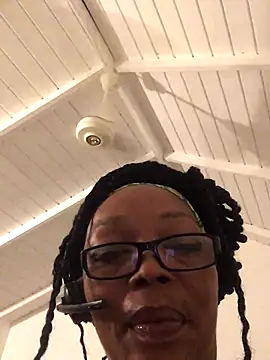 Snapshot of Ladyzee25 chatting on September 14, 4:02 am Ladyzee25 online show from September 14, 4:02 am