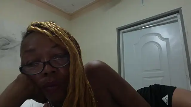 Snapshot of Ladyzee25 chatting on October 19, 9:23 am Ladyzee25 online show from October 19, 9:23 am