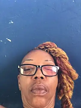 Snapshot of Ladyzee25 chatting on July 4, 11:38 am Ladyzee25 online show from July 4, 11:38 am